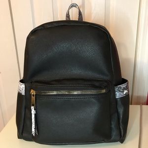 🌟4 for $20 black leather backpack w snake details